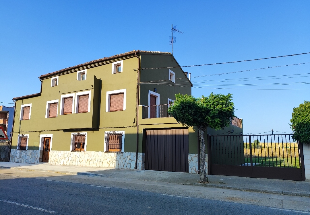 Fachada y exterior de La Chamarita